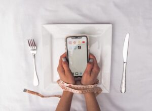 TikTok обвинили в пропаганде расстройств пищевого поведения среди подростков